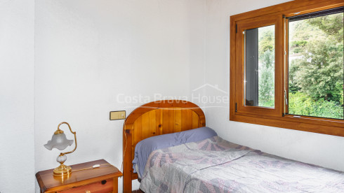 Casa adossada a 400 m de la platja de Tamariu amb jardí, piscina i garatge comunitaris