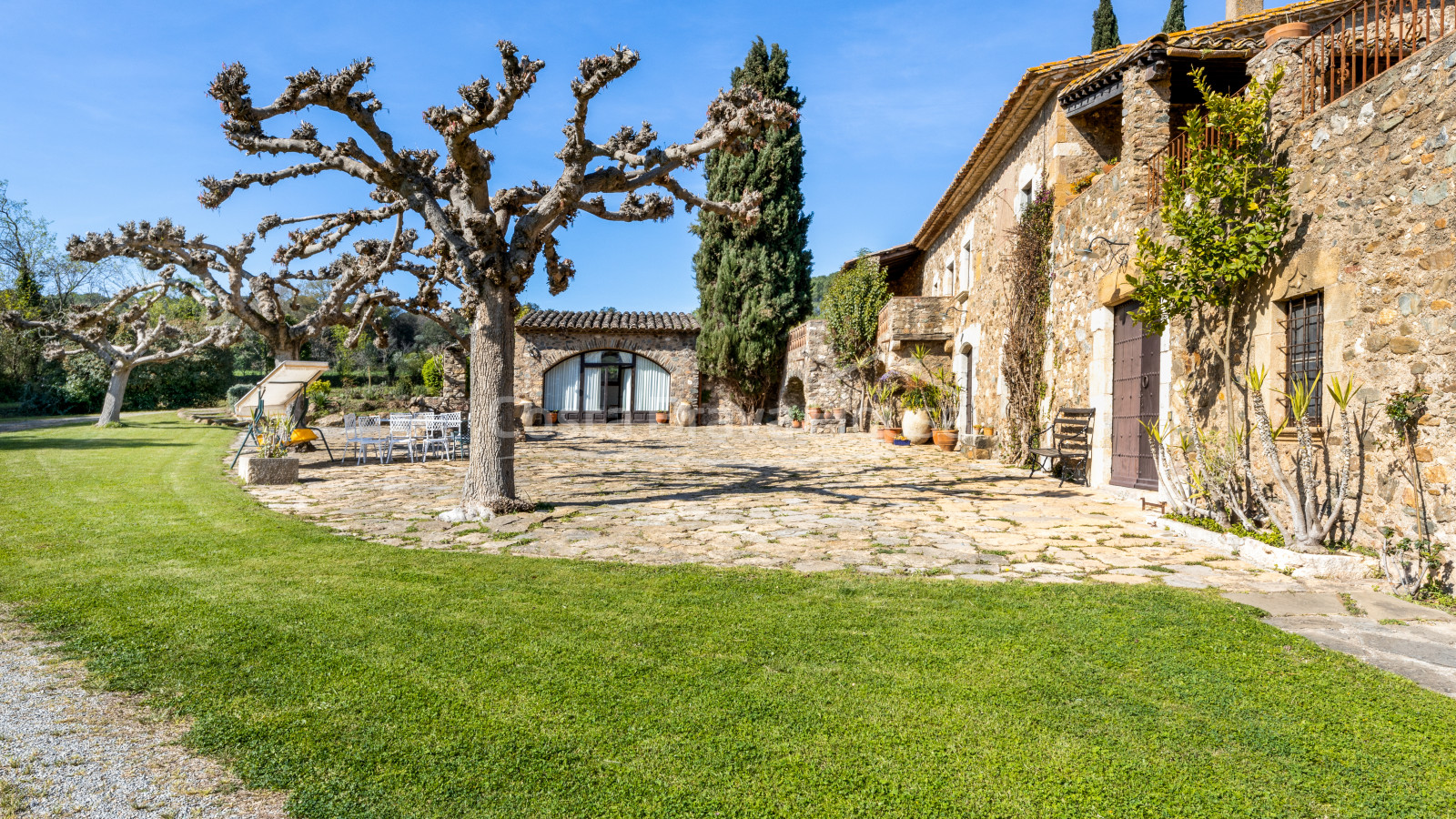 Señorial masia catalana del S.XVII en venta en Cruilles con 19 ha de terreno y edificaciones anexas
