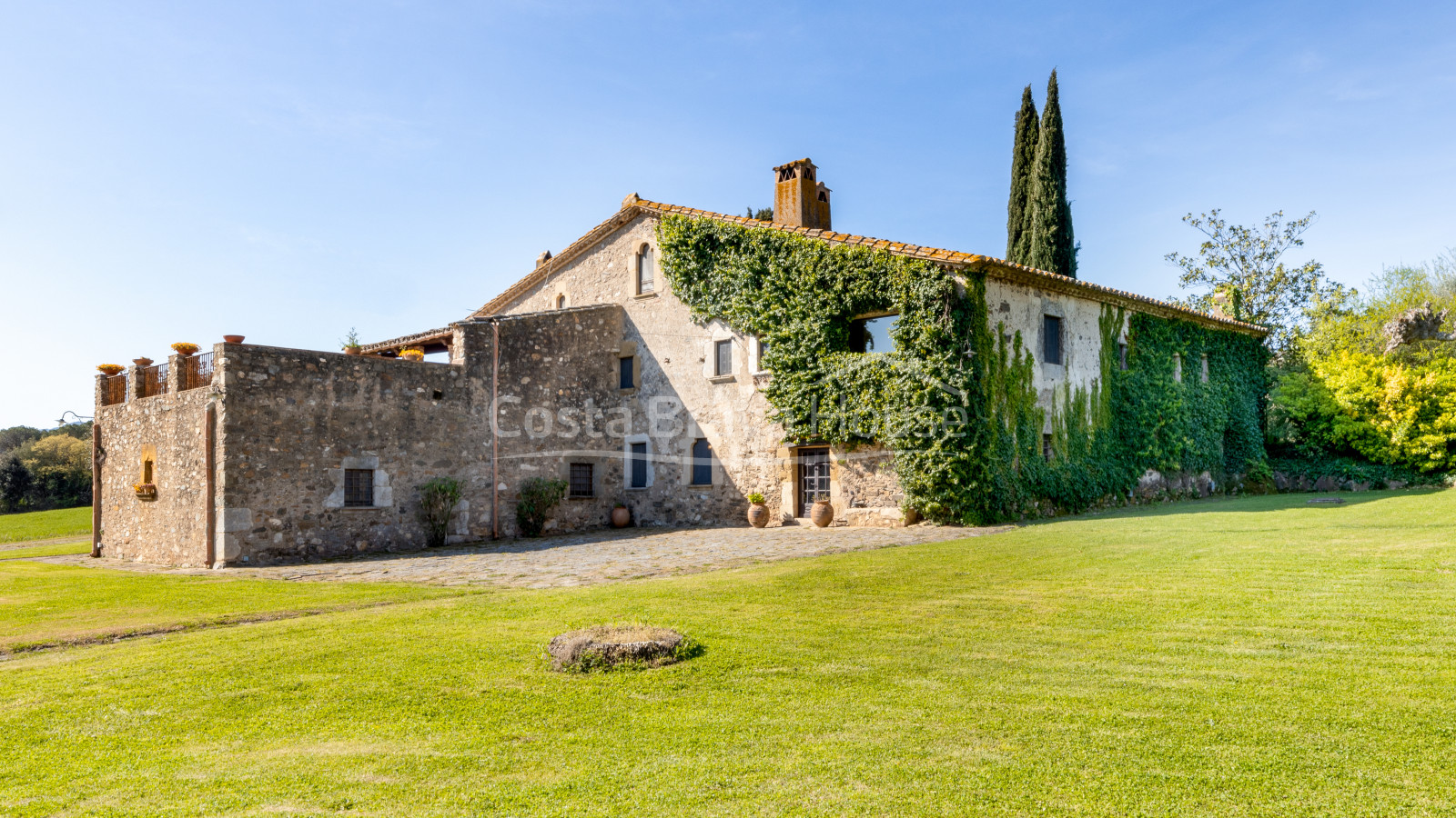 Señorial masia catalana del S.XVII en venta en Cruilles con 19 ha de terreno y edificaciones anexas