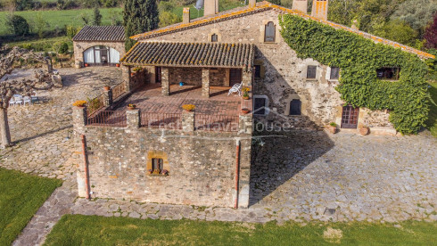 Senyorial masia catalana del S.XVII en venda a Cruilles amb 19 ha de terreny i edificacions annexes