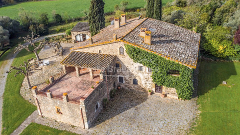 Señorial masia catalana del S.XVII en venta en Cruilles con 19 ha de terreno y edificaciones anexas