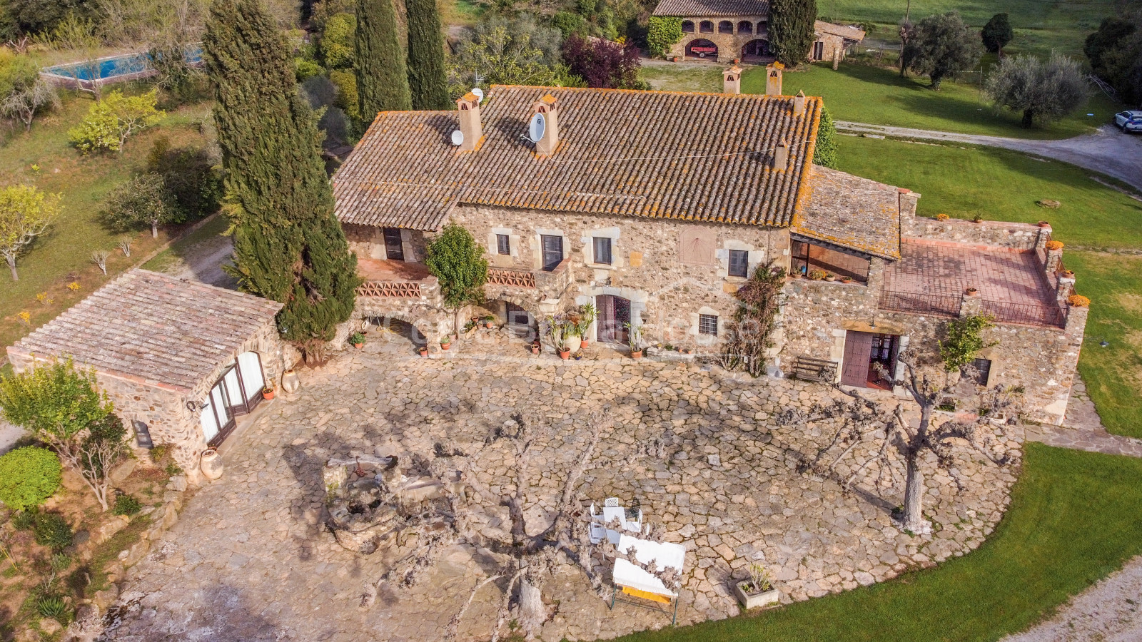 Señorial masia catalana del S.XVII en venta en Cruilles con 19 ha de terreno y edificaciones anexas