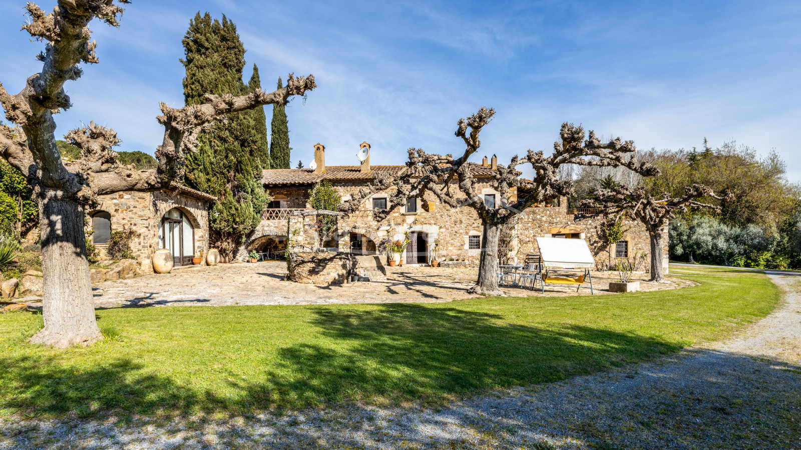 Señorial masia catalana del S.XVII en venta en Cruilles con 19 ha de terreno y edificaciones anexas