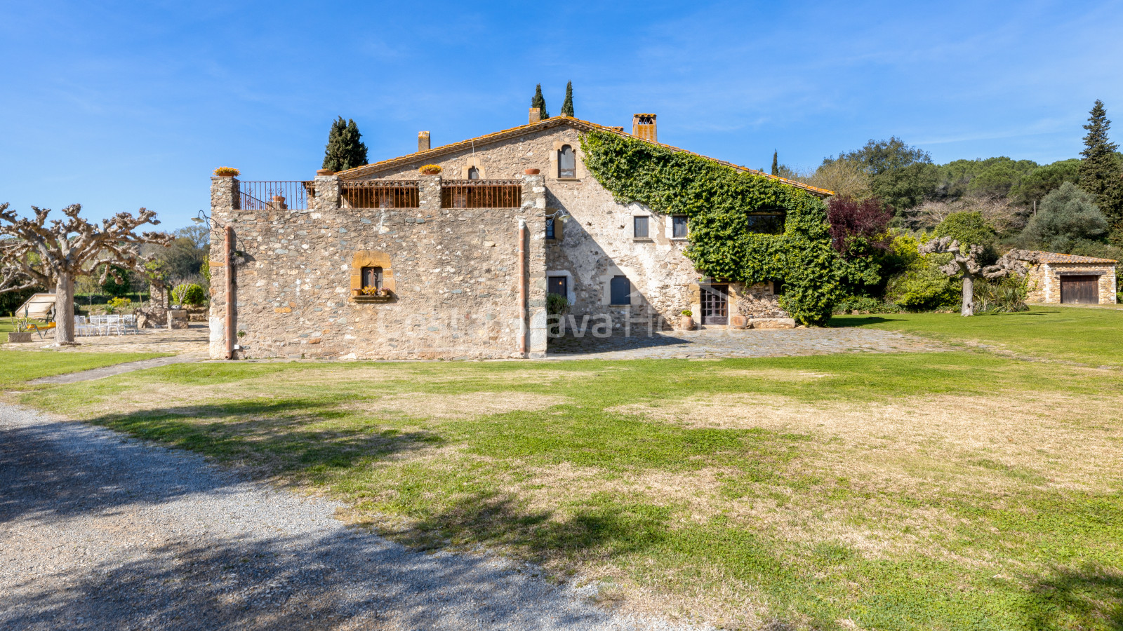 Señorial masia catalana del S.XVII en venta en Cruilles con 19 ha de terreno y edificaciones anexas