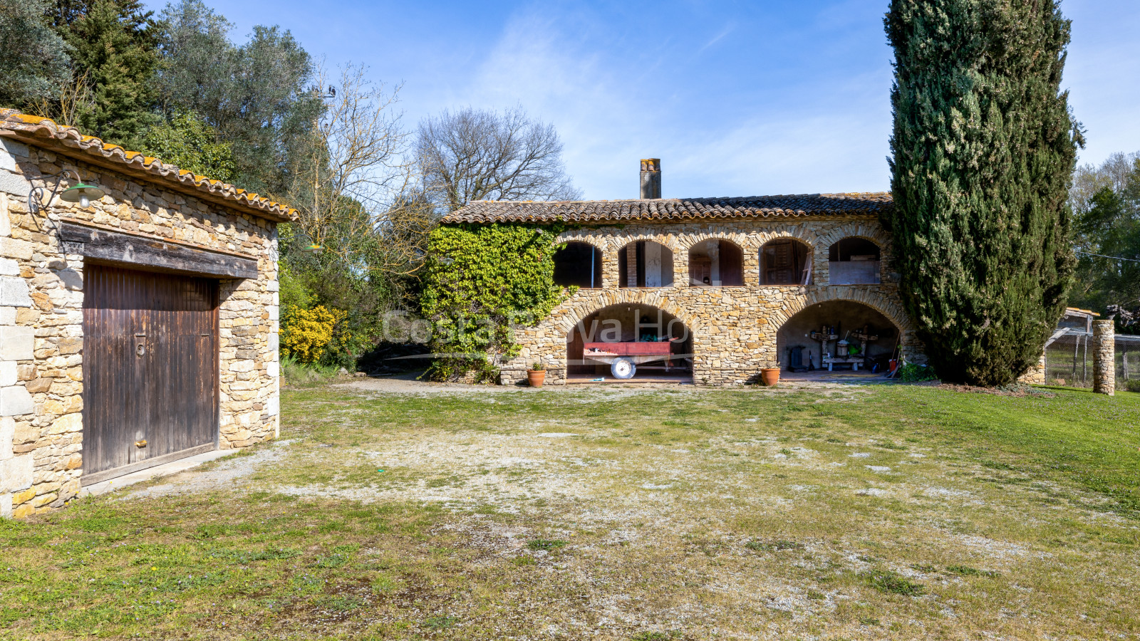 Señorial masia catalana del S.XVII en venta en Cruilles con 19 ha de terreno y edificaciones anexas