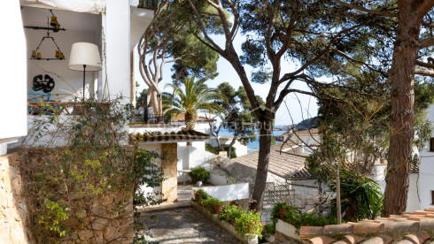 Lote de 3 apartamentos con terraza más un anexo, a 2 minutos a pie de la playa y paseo de Tamariu