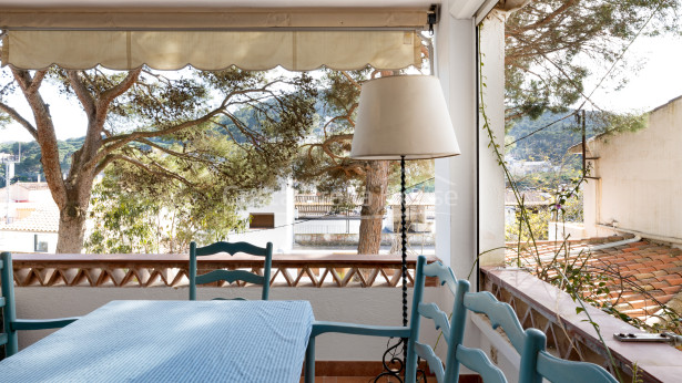 Lote de 3 apartamentos con terraza más un anexo, a 2 minutos a pie de la playa y paseo de Tamariu