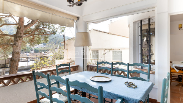 Lot de 3 appartements avec terrasse plus une annexe, à 2 minutes à pied de la plage de Tamariu