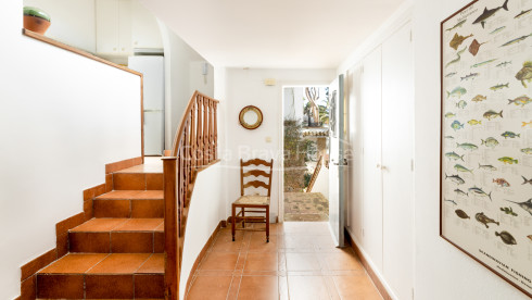 Lot de 3 appartements avec terrasse plus une annexe, à 2 minutes à pied de la plage de Tamariu
