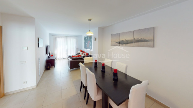 Apartment in impeccable condition for sale in Tamariu. With garage. Just a few steps from the beach.