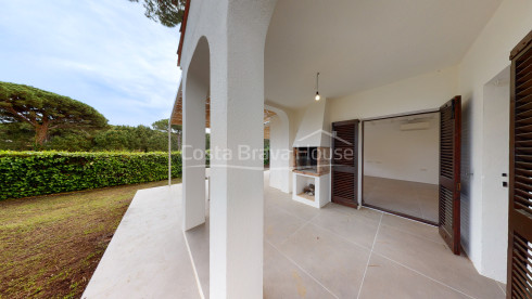 Newly renovated house for sale in Pals, next to the golf course and 10 min walk to the beach