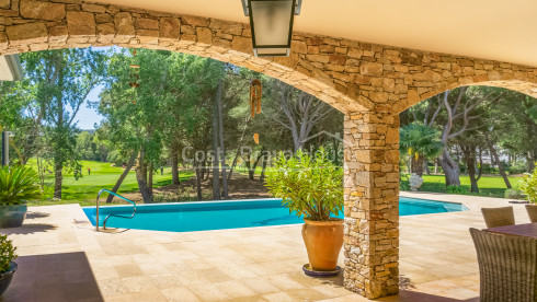 Casa en venta en el Club Golf Pals, junto a 3 de los hoyos del campo