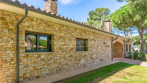 House for sale at Pals Golf Club, next to 3 of the greens of the course