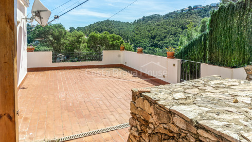 Dos apartaments separats que es poden unir en venda a mig camí entre platja Sa Tuna i Begur