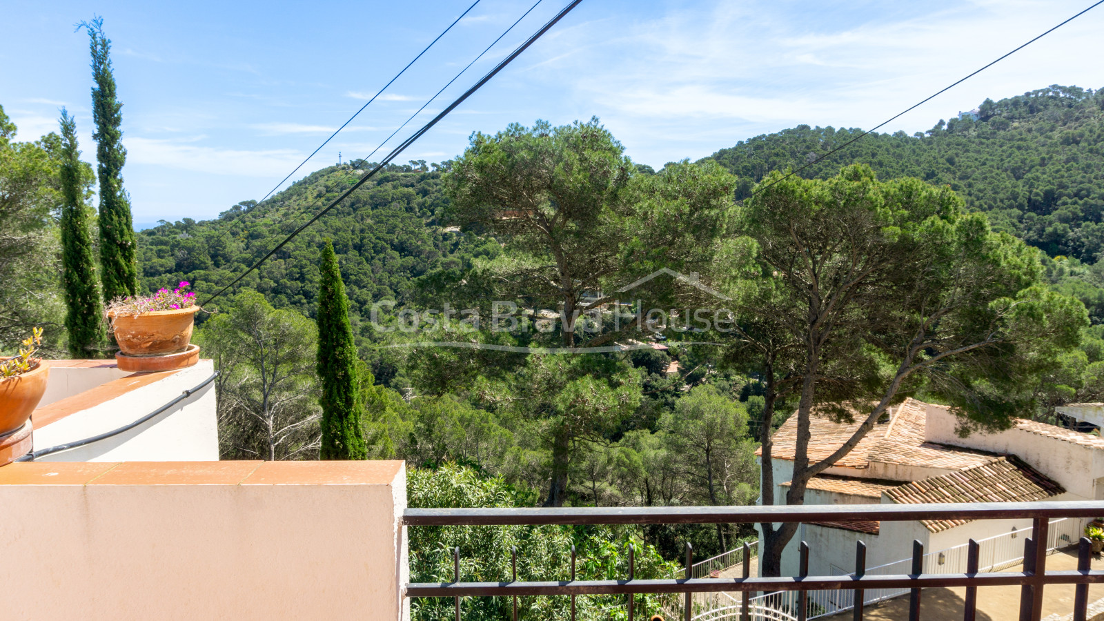 Dos apartaments separats que es poden unir en venda a mig camí entre platja Sa Tuna i Begur