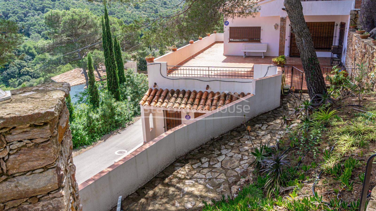 Dos apartamentos separados que se pueden unir en venta a mitad camino entre playa Sa Tuna y Begur