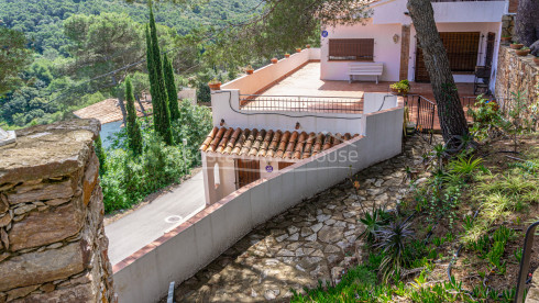 Dos apartaments separats que es poden unir en venda a mig camí entre platja Sa Tuna i Begur