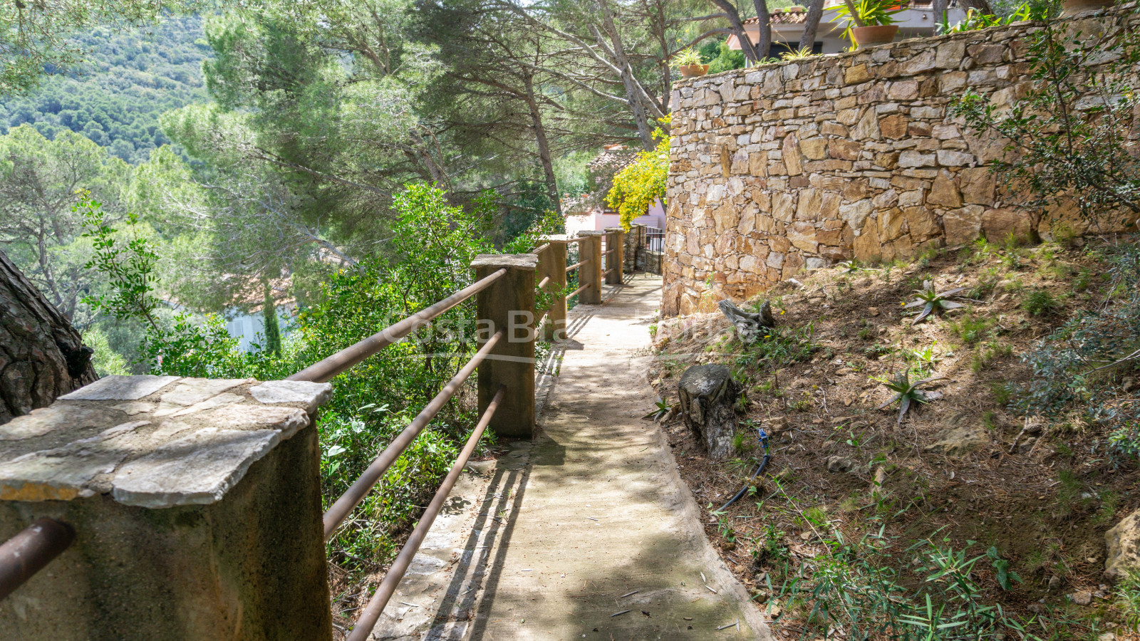 Dos apartamentos separados que se pueden unir en venta a mitad camino entre playa Sa Tuna y Begur