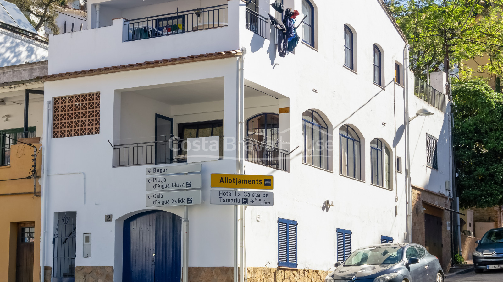 Edificio de 3 apartamentos en venta en Tamariu, a solo 3 min a pie de la playa y paseo marítimo
