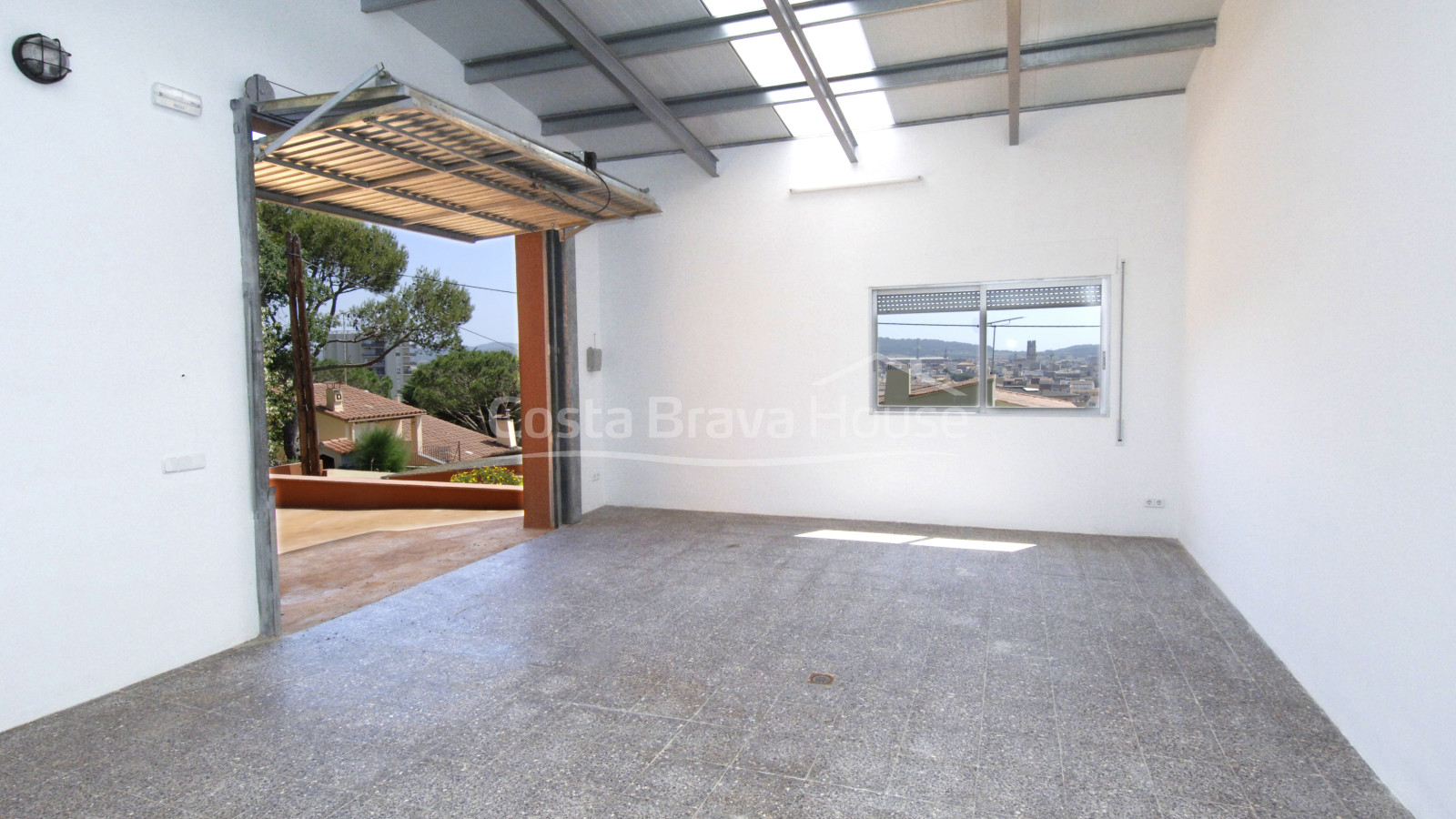 Almost brand new house with garden for sale in the outskirts of Palafrugell. Possibility of  pool.