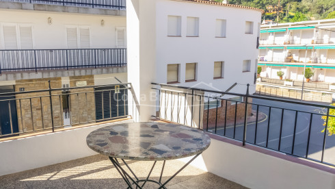 Edificio de 3 apartamentos en venta en Tamariu, a solo 3 min a pie de la playa y paseo marítimo