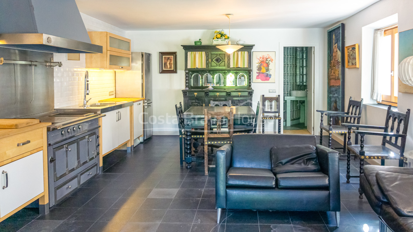 Edificio de 3 apartamentos en venta en Tamariu, a solo 3 min a pie de la playa y paseo marítimo