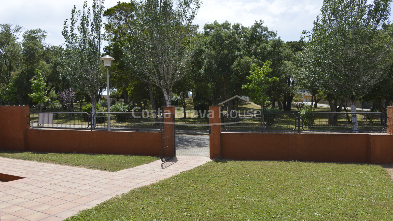 Casa per estrenar amb jardí i garatge en venda als afores de Palafrugell. Possibilitat de piscina