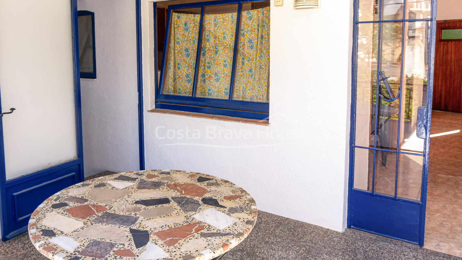Edificio de 3 apartamentos en venta en Tamariu, a solo 3 min a pie de la playa y paseo marítimo