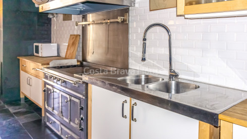 Edificio de 3 apartamentos en venta en Tamariu, a solo 3 min a pie de la playa y paseo marítimo