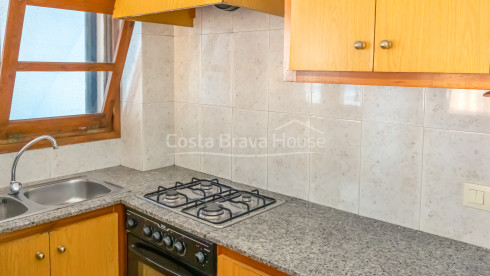 Edificio de 3 apartamentos en venta en Tamariu, a solo 3 min a pie de la playa y paseo marítimo