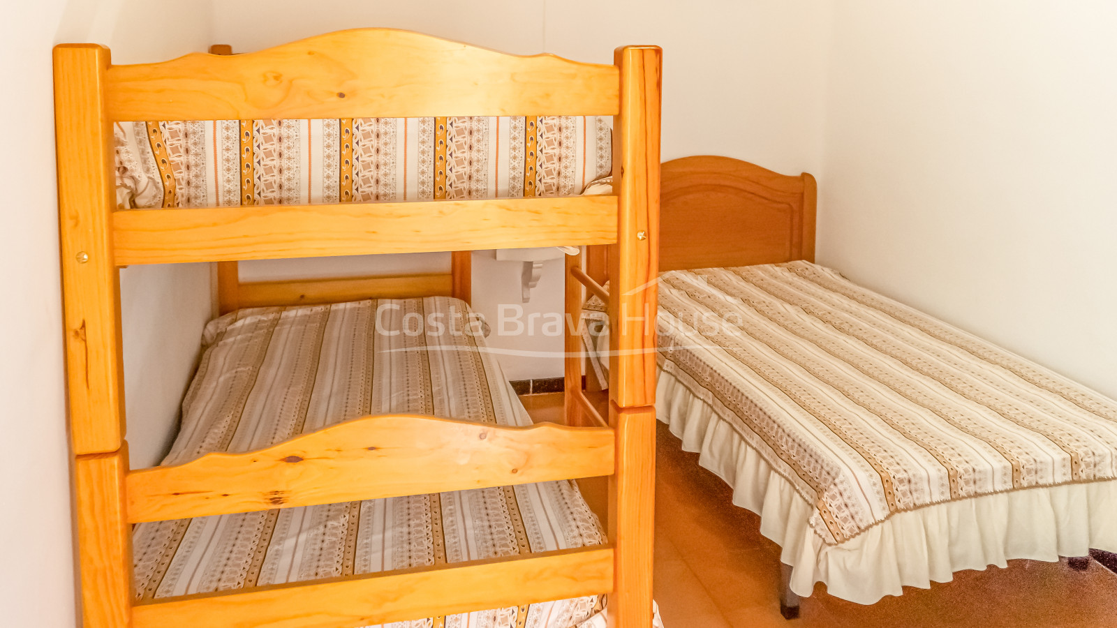 Edificio de 3 apartamentos en venta en Tamariu, a solo 3 min a pie de la playa y paseo marítimo