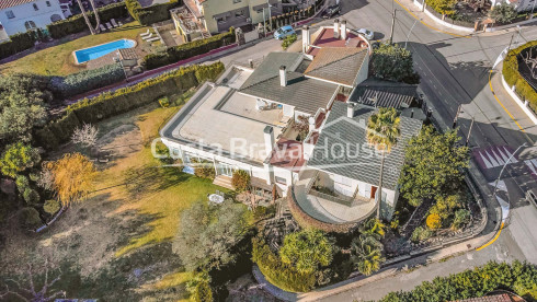 Luxury villa in Roses with 3000 m² plot and 1000 m² of living space with high quality materials