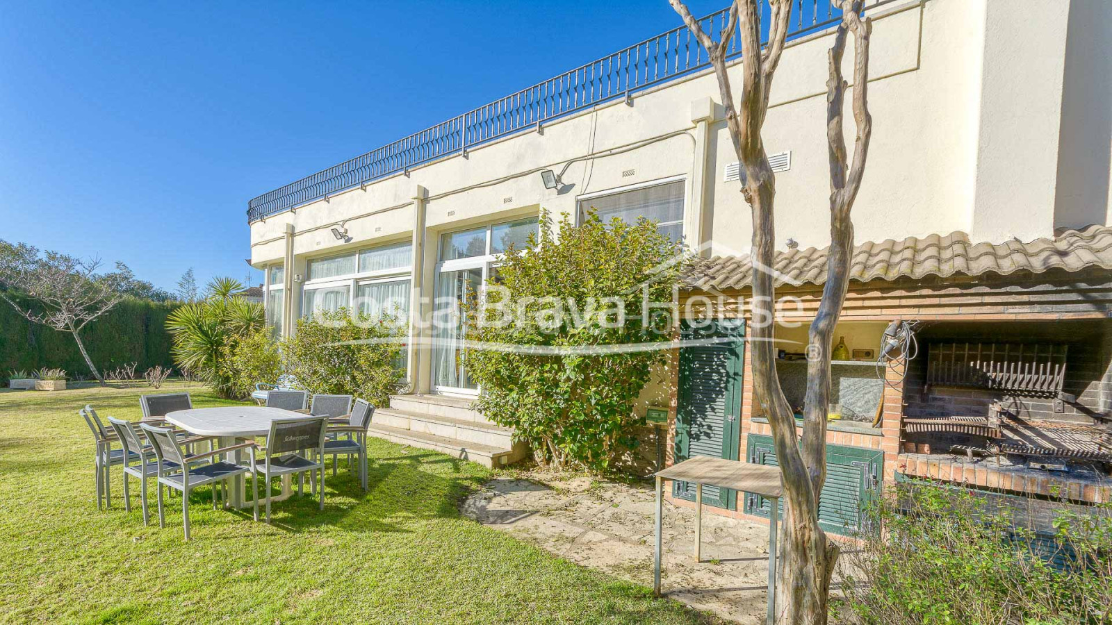 Villa de lujo en Roses con 3000 m² de parcela y 1000 m² de vivienda con materiales de alta calidad