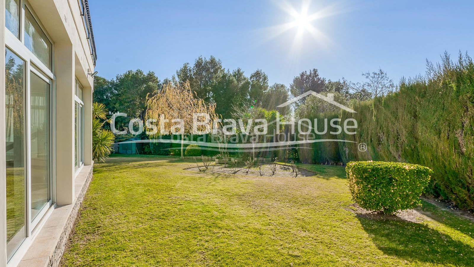 Luxury villa in Roses with 3000 m² plot and 1000 m² of living space with high quality materials