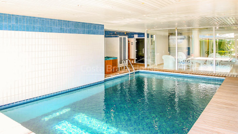 Luxury villa in Roses with 3000 m² plot and 1000 m² of living space with high quality materials