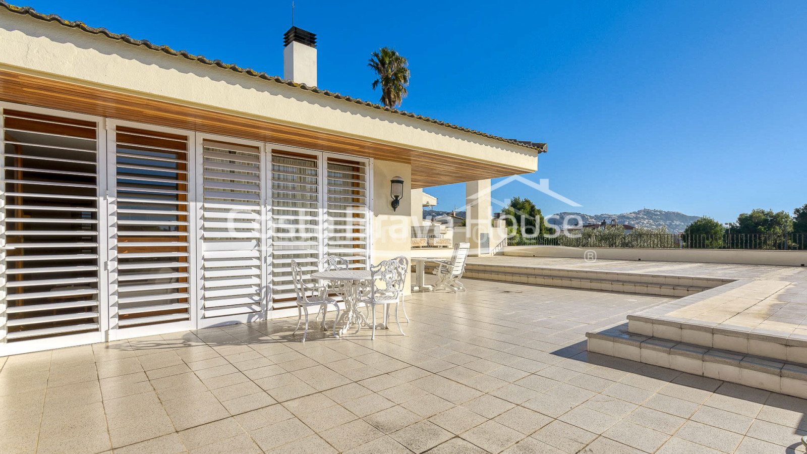 Luxury villa in Roses with 3000 m² plot and 1000 m² of living space with high quality materials