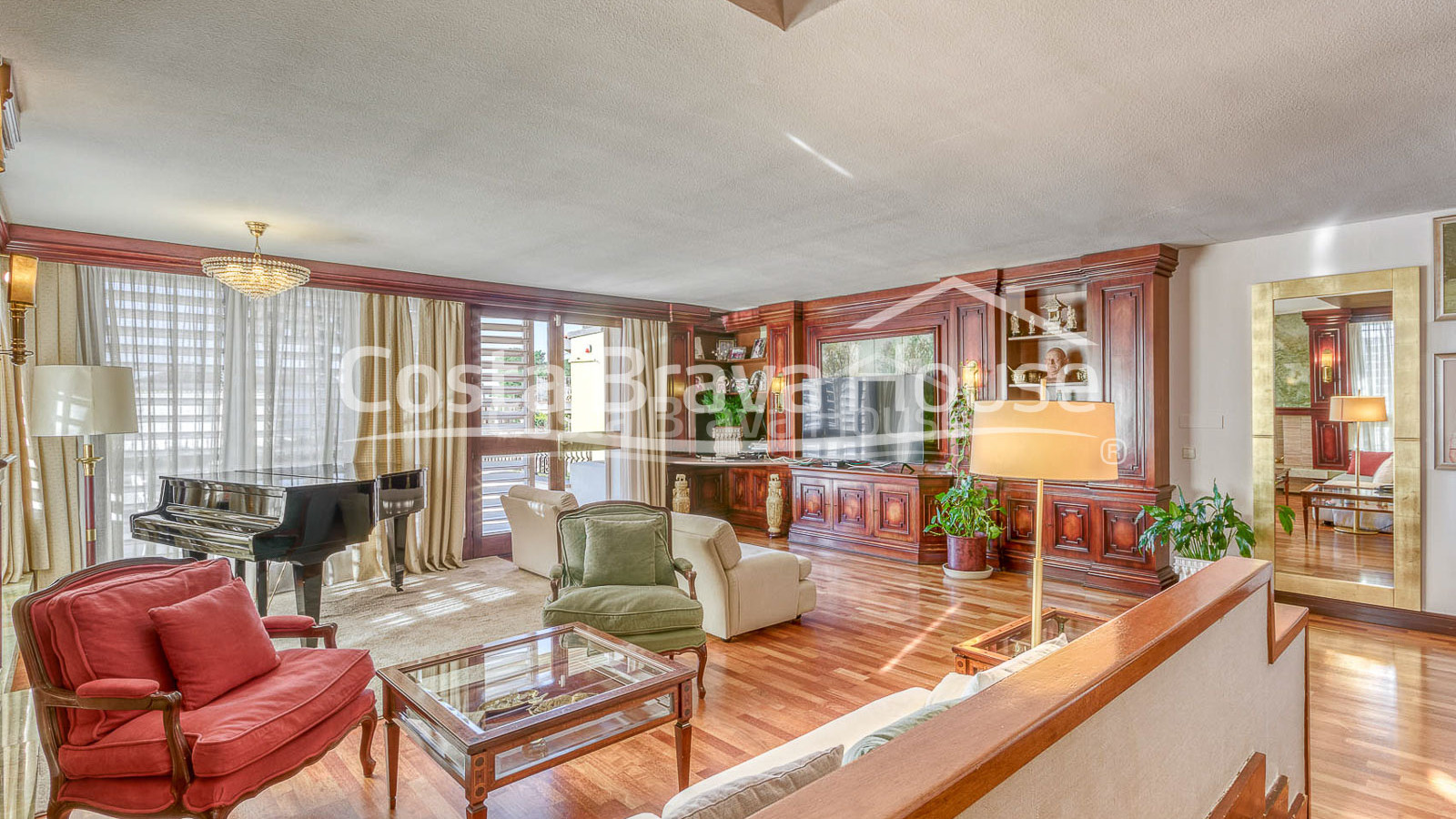 Villa de lujo en Roses con 3000 m² de parcela y 1000 m² de vivienda con materiales de alta calidad