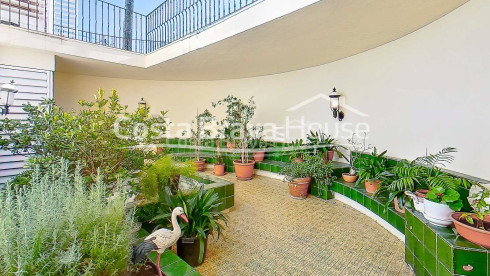 Villa de luxe à Roses avec terrain de 3000 m² et 1000 m² habitable avec matériaux de haute qualité