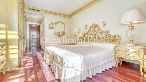 Luxury villa in Roses with 3000 m² plot and 1000 m² of living space with high quality materials