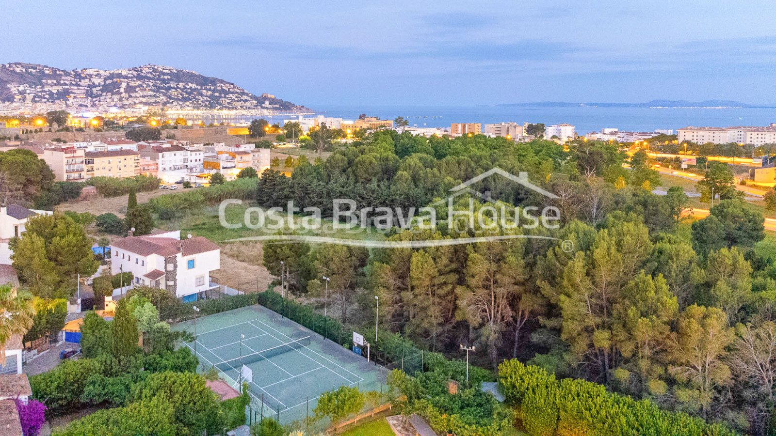 Luxury villa in Roses with 3000 m² plot and 1000 m² of living space with high quality materials