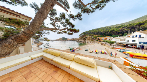 Exclusieve villa aan zee te koop in Sa Tuna (Begur) met botenhuis direct aan het strand.