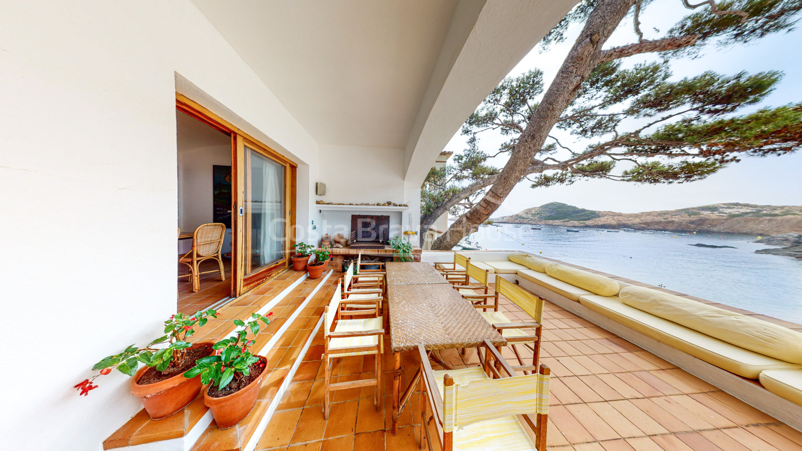 Exclusive seafront villa for sale in Sa Tuna (Begur) with hangar-boat just on the beach.