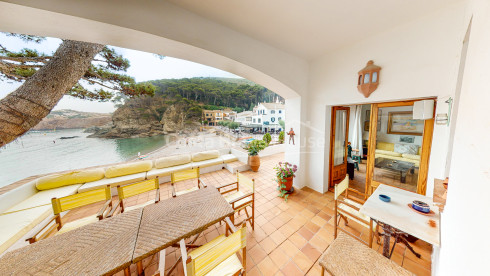 Exclusieve villa aan zee te koop in Sa Tuna (Begur) met botenhuis direct aan het strand.