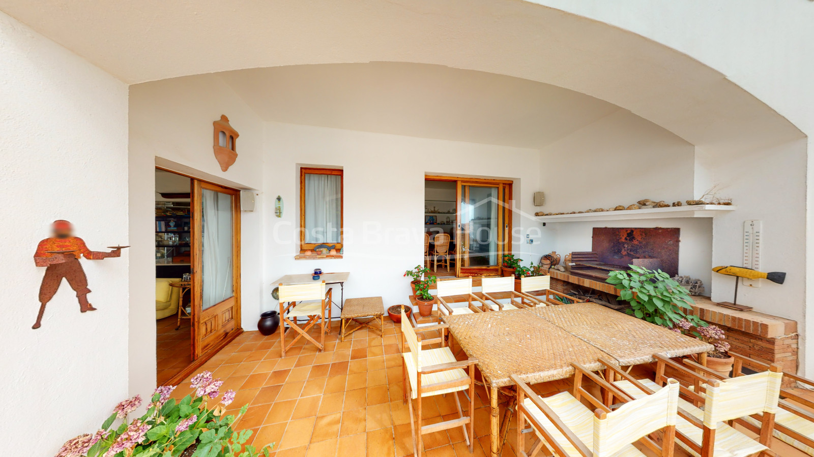 Exclusieve villa aan zee te koop in Sa Tuna (Begur) met botenhuis direct aan het strand.