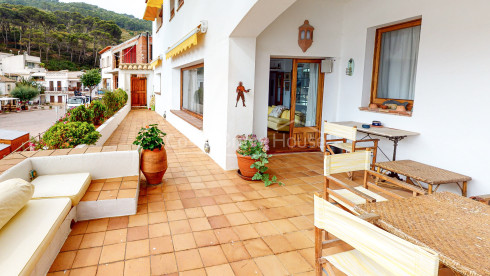 Exclusive seafront villa for sale in Sa Tuna (Begur) with hangar-boat just on the beach.