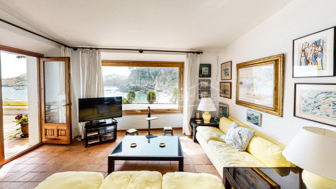 Exclusieve villa aan zee te koop in Sa Tuna (Begur) met botenhuis direct aan het strand.