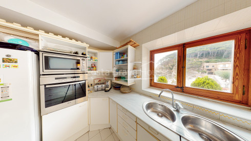 Exclusieve villa aan zee te koop in Sa Tuna (Begur) met botenhuis direct aan het strand.