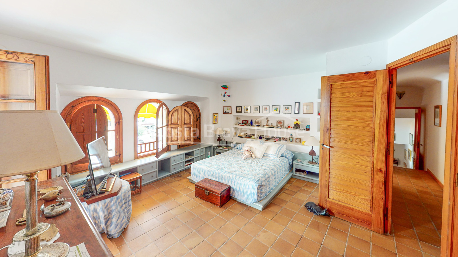 Exclusieve villa aan zee te koop in Sa Tuna (Begur) met botenhuis direct aan het strand.