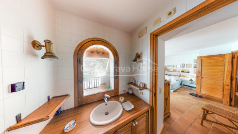 Exclusieve villa aan zee te koop in Sa Tuna (Begur) met botenhuis direct aan het strand.