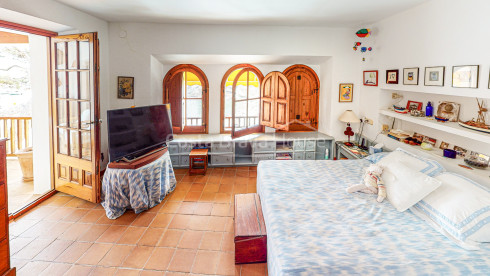 Exclusieve villa aan zee te koop in Sa Tuna (Begur) met botenhuis direct aan het strand.